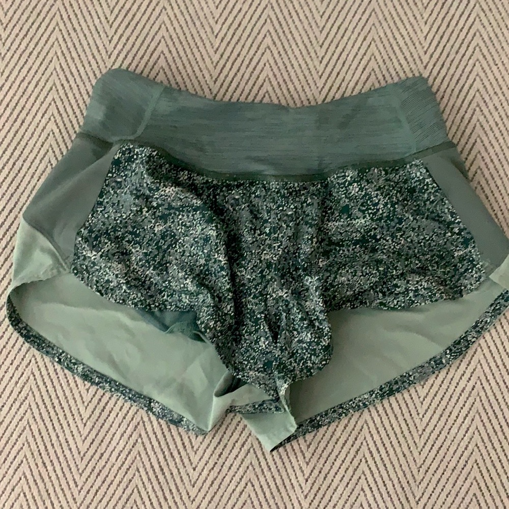 Outdoor Voices 2.5” shorts with inside liner